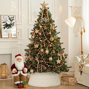 Vue détaillée d'une jupe de sapin de Noël tricotée festive pour votre décoration de vacances.
