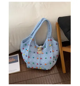 Bolso de ganchillo azul claro con cuentas de colores para las vacaciones de verano