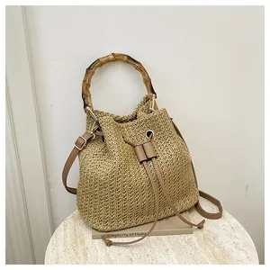 Sac seau en paille avec poignée en bambou pour femme, élégant sac bandoulière de plage.