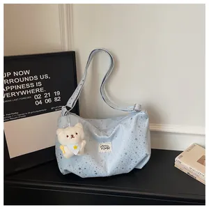 Bellissima borsa a tracolla blu con stampa di stelle, shopper casual con ciondolo a orsetto.