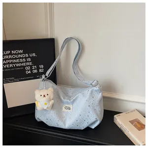 Borsa a tracolla azzurro chiaro con stampa di stelle e simpatico ciondolo orsetto, borsa casual.
