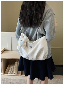 Vista dettagliata della borsa tote stellata stile dolce con ciondolo a forma di orsetto.
