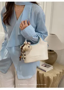 Sac seau chic blanc et bleu pour femme avec breloque ours en peluche