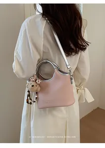 Sac seau rose avec poignées argentées et breloque ours mignonne