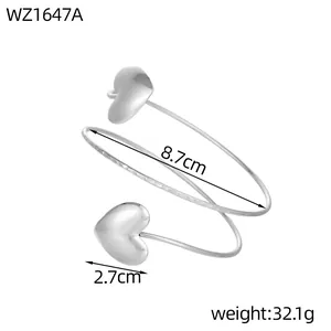 Elegant heart-shaped silver arm cuff with dimensions 8.7cm and 2.7cm weight 32.1g