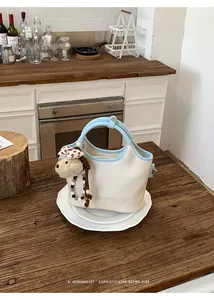 Sac seau minimaliste crème et bleu clair style rétro dans un décor de cuisine
