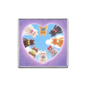 Badge en alliage illustration chat mignon avec cadre coeur et ciel bleu