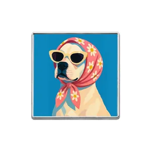 Broche carrée créative chien rigolo avec lunettes de soleil et foulard rose fleuri