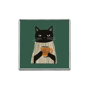 Broche carrée en alliage avec illustration de chat noir sur fond vert forêt