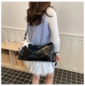 Detail view of retro large-capacity black shoulder tote bag, stylish commuting messenger.