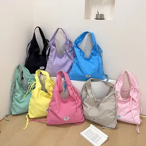 Bolso de hombro minimalista casual para mujer, elegante bolso hobo para uso diario.
