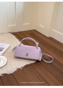 Elegante lilafarbene minimalistische Handtasche mit Knotengriff und Umhängeriemen