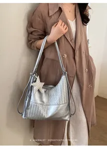 Bolso tote plateado con textura tejida y amuleto de estrella en estilo retro