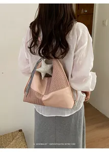 Vista trasera detallada de una mochila minimalista de cuero tejido rosa para mujer y viaje