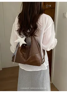 Bolso hobo vintage de cuero trenzado marrón con colgante de estrella visto desde atrás