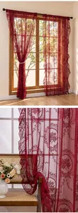 Rideau en dentelle rouge style campagnard français, voilage floral vintage élégant.