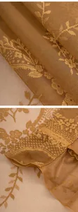 Détail de rideau transparent en dentelle française, tissu en maille florale marron, semi-transparent.