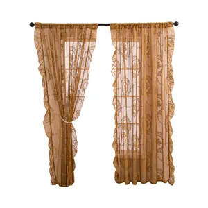 Rideaux de fenêtres transparents en dentelle marron caramel vintage avec volants et motifs rétro.