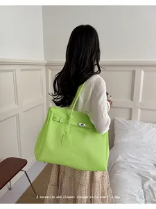 Stylish green jelly tote bag for women, large capacity shoulder bag for daily commute.