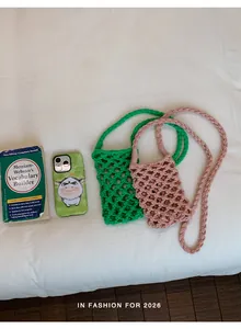 Polychromo plektó tsanta ki kinito, casual hiasti tsanta me diktyo, stilati tsanta thalassas.