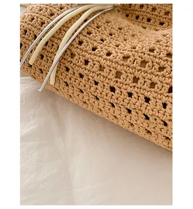 Gros plan sur le motif au crochet ajouré d'un sac de plage en maille de couleur kaki