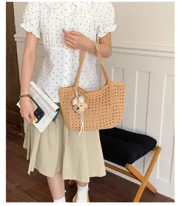 Sac cabas tissé ajouré pour femme, sac d'épaule de plage d'été avec charmant pendentif.