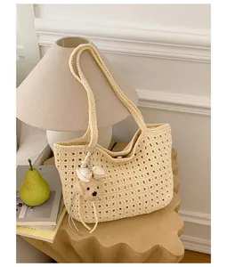 Sac épaule crocheté beige, cabas de plage d'été décontracté avec pendentif ours nœud mignon.