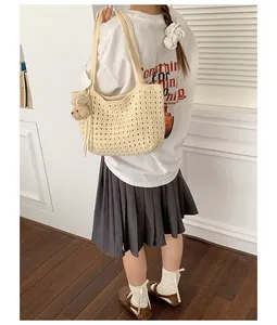 Sac bandoulière en crochet beige ajouré, grand tote bag tissé avec pendentif ours mignon.