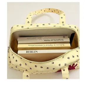 Sac à main boston en toile chic avec motif de pattes mignon, intérieur spacieux pour travail.