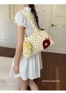 Gros plan sur les détails du sac Boston élégant avec des motifs de pattes et un patch.