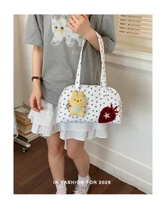 Sac bandoulière Boston blanc chic avec empreintes de pattes et pendentif lapin en peluche.