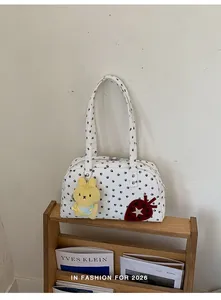 Sac à main Boston blanc avec motif de patte, joli charm en peluche et fraise pour les femmes.