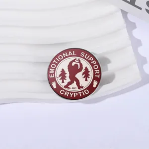Pin de esmalte metálico Bigfoot Emotional Support Cryptid haciendo gesto de corazón