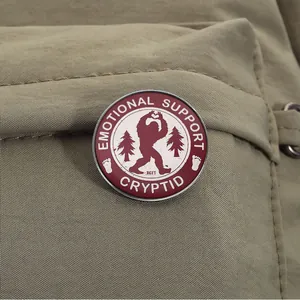 Divertido pin de esmalte rojo Emotional Support Cryptid Bigfoot para mochilas
