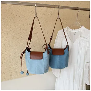 Γυναικεία τσάντα denim bucket casual χιαστί ώμου με καφέ δερμάτινο καπάκι και κομψό σχέδιο