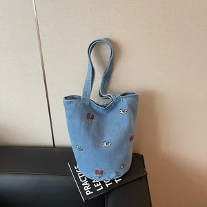 Borsa a secchiello in denim casual con ricamo carino, tote da spalla spaziosa per donna.
