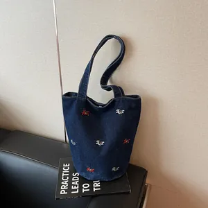 Borsa a secchiello in denim casual da donna, grande borsa a tracolla con ricamo di cavallo.