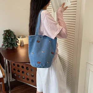 Borsa a secchiello a tracolla in denim casual da donna, elegante shopper ricamata capiente.
