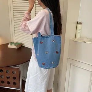 Borsa a tracolla in denim casual da donna, elegante borsa a secchiello ricamata per uso quotidiano.
