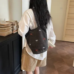 Borsa shopper casual in denim da donna, grande capacità borsa a secchiello con ricamo carino.