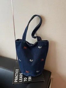 Borsa a secchiello in denim casual da donna, elegante borsa a spalla ricamata capiente.