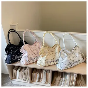 Sac cabas bandoulière femme grande capacité tendance avec rivets et imprimé chic.