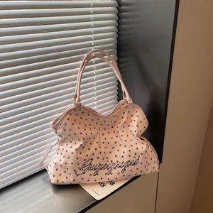 Sac cabas rose avec motif de pattes et bandouliere pour mode quotidienne ete femme.