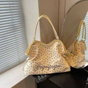 Sac à épaule jaune pour femmes, cabas avec empreintes de pattes pour un usage estival quotidien.