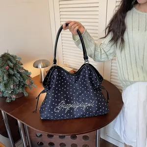 Vue détaillée du sac cabas fourre-tout pour femme avec motif de pattes, parfait pour l'été.