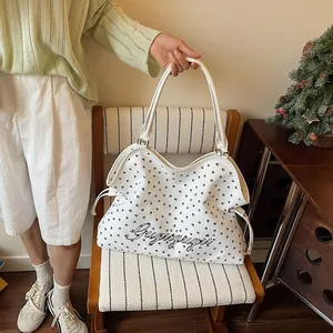 Sac à bandoulière tendance pour femme grande capacité avec motif d'empreintes pour l'été.