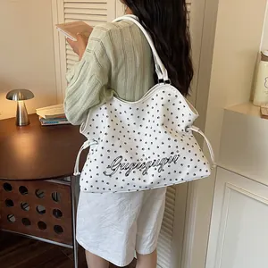 Grand sac bandouliere blanc avec empreintes de pattes mignonnes, sac cabas d'ete femme.
