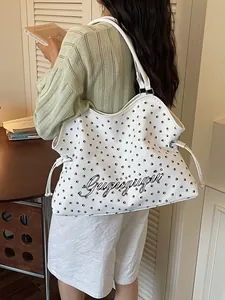 Élégant sac à main cabas grand format pour femme, fourre-tout blanc avec motif de pattes d'été.