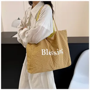 Vista detallada del bolso tote impermeable de nylon de doble cara con gran capacidad y estilo.