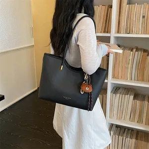Casual women large capacity shoulder tote bag black leather fashion handbag detail view